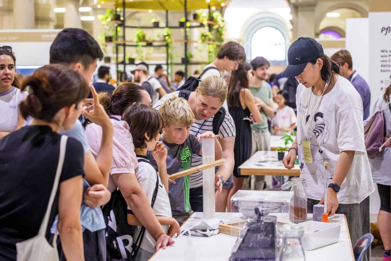 Freude an der Wissenschaft wecken – darum geht es an der Scientifica. Im Bild ein Stand an der Ausstellung im ETH-Hauptgebäude.
